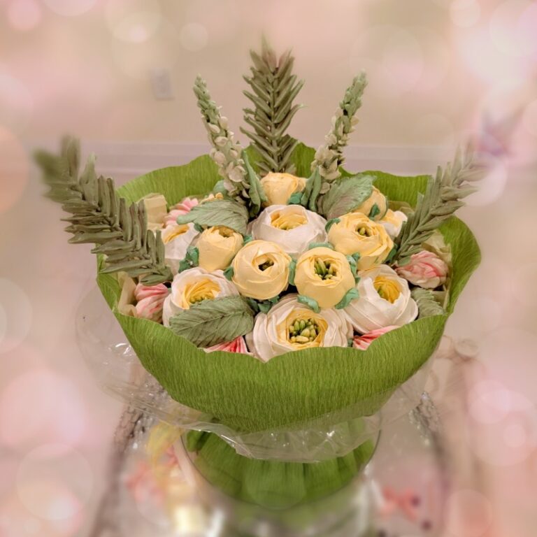A perfect gift: bouquet of white and yellow marshmallow daisies